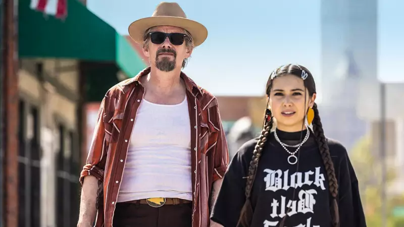 Ethan Hawke investiga morte suspeita em nova série 'Verdade Oculta' no Disney+