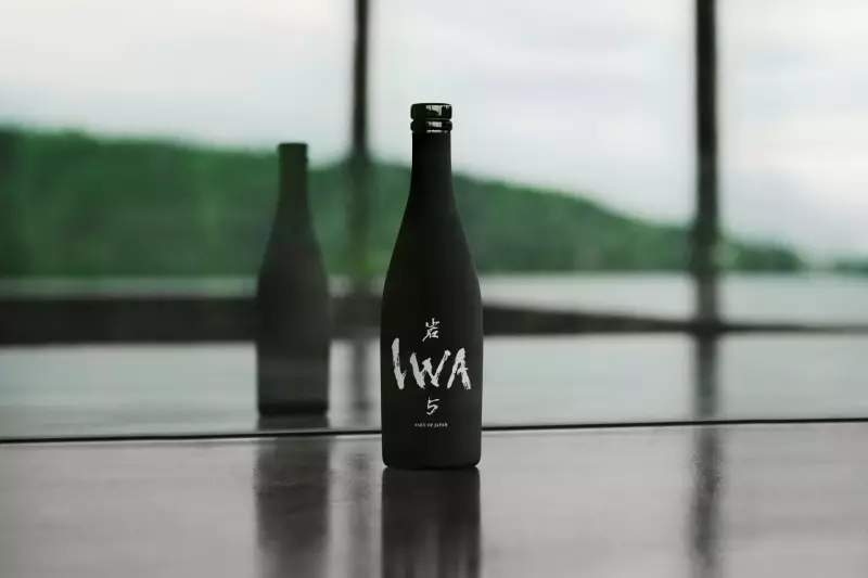 Ex-chefe de Dom Pérignon cria saquê IWA 5 no Japão e rótulo chega ao Brasil