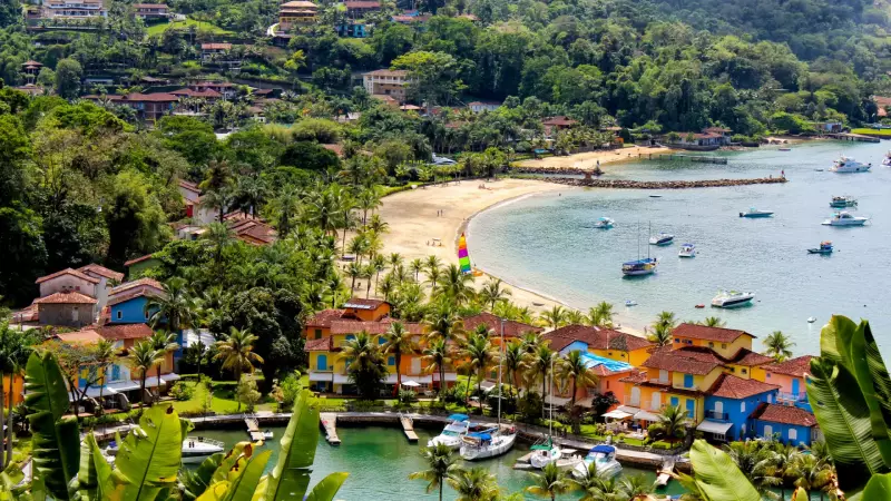 Explosão em lancha fere 5 pessoas no litoral do Rio de Janeiro