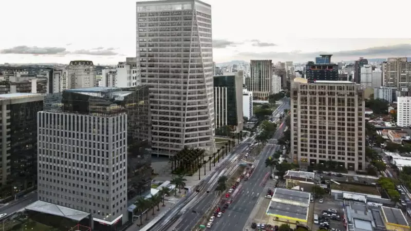 Fachada do Edifício das Nações em SP exibe 'Feliz 2026' após 4 anos