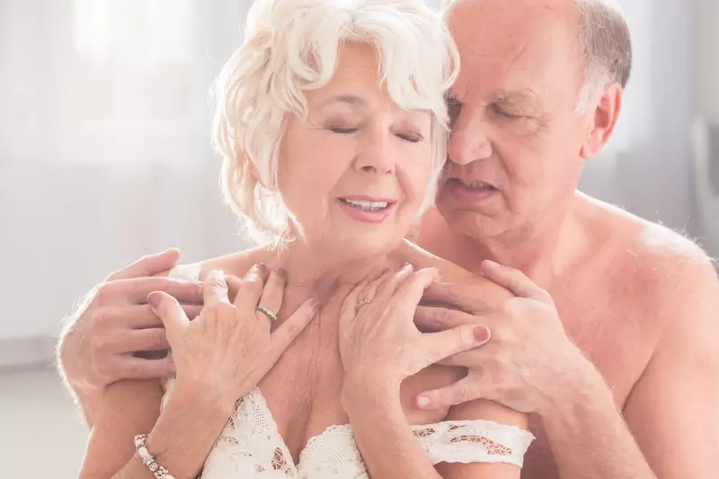 Flagra de idosos fazendo sexo na rua revela etarismo nas redes