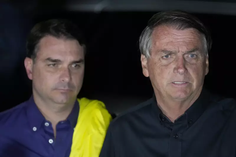Flávio Bolsonaro anuncia candidatura à Presidência em 2026 com aval do pai