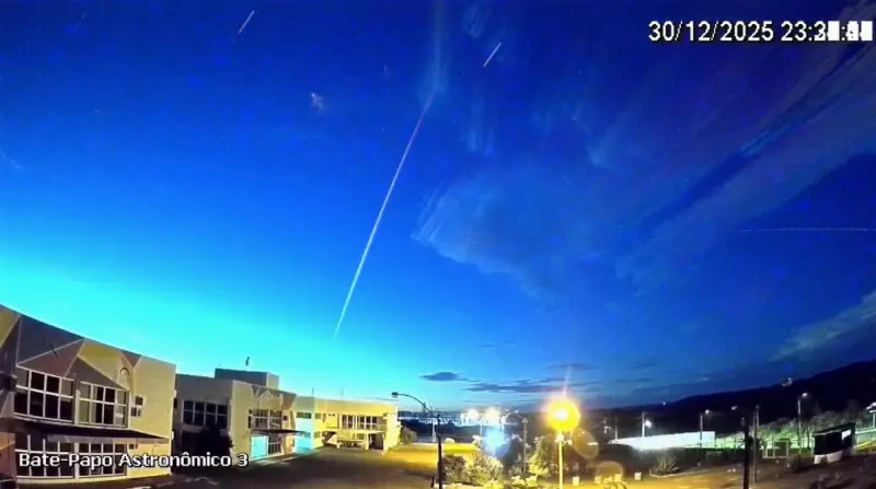 Foguete chinês Long March 7A cruza céu do Brasil e é filmado por observatório no RS