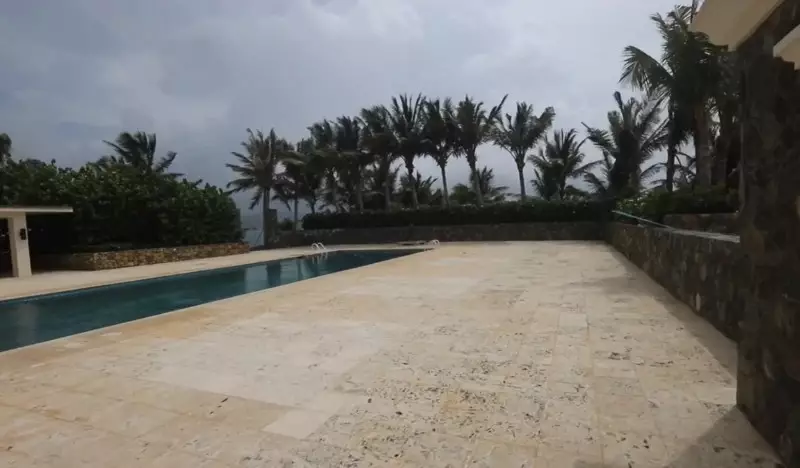 Fotos revelam detalhes da ilha de Epstein: quadro negro com 'poder' e telefone misterioso