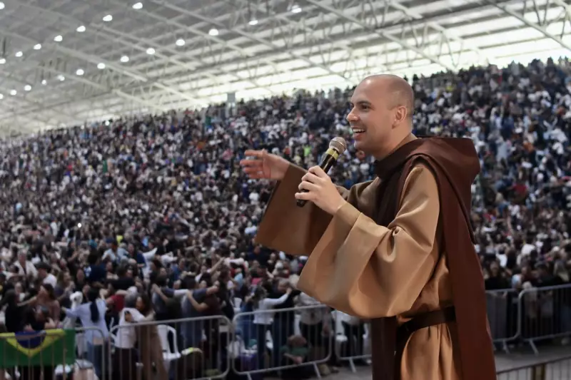 Frei Gilson atrai multidão em show gratuito na Orla de João Pessoa