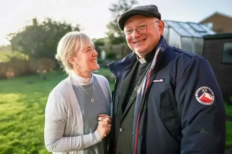 Freira e monge abandonam vida monástica após encontro inesperado