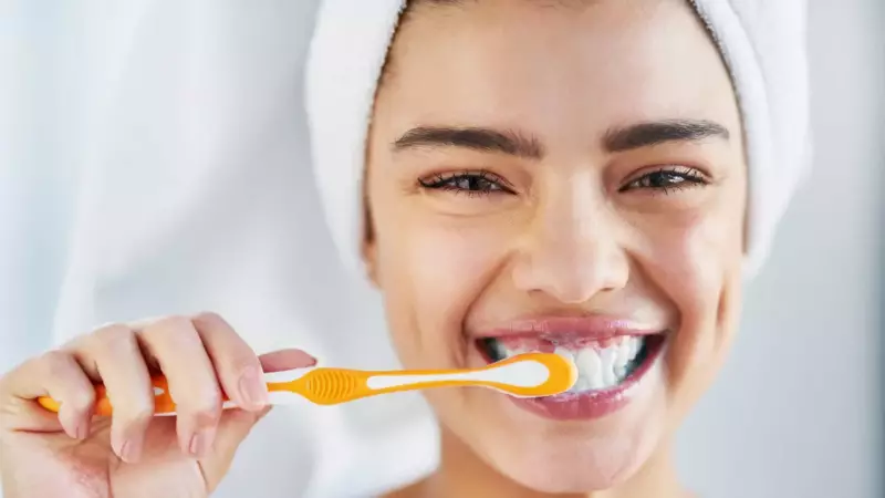 Férias comprometem saúde bucal: 40% reduzem escovação, diz estudo