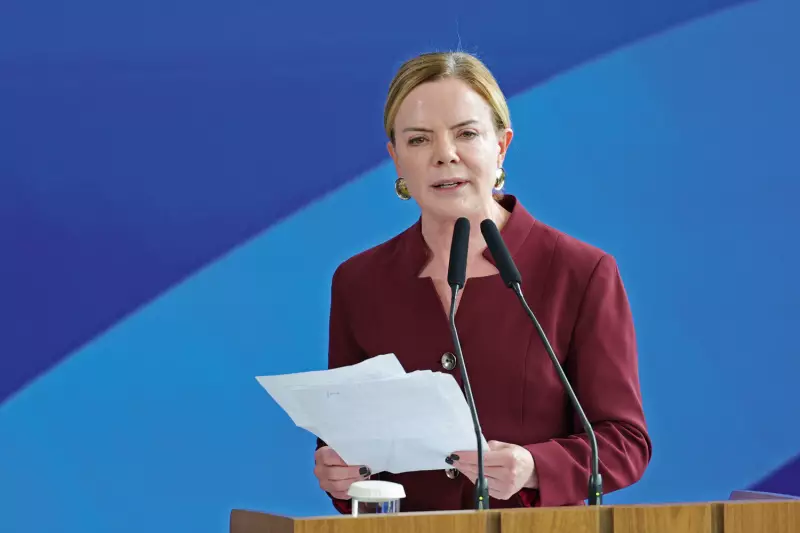 Gleisi Hoffmann culpa taxa de juros de 15% pelo aumento da dívida pública