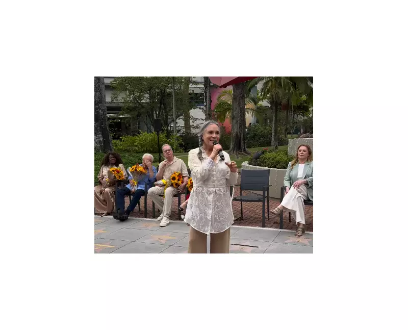 Globo homenageia 15 artistas, incluindo Regina Duarte, com estrelas na calçada da fama
