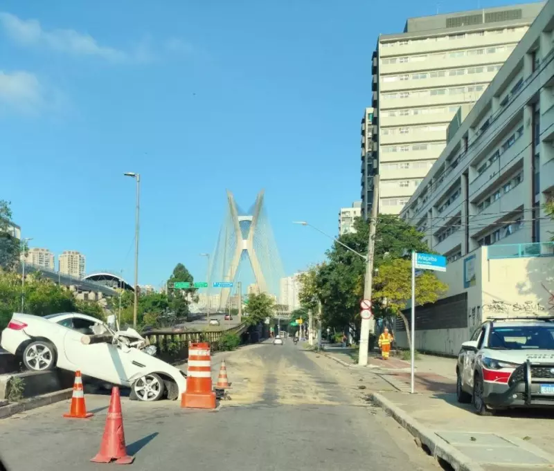 Guardrail invade carro em acidente na Zona Sul de SP; motorista desaparece