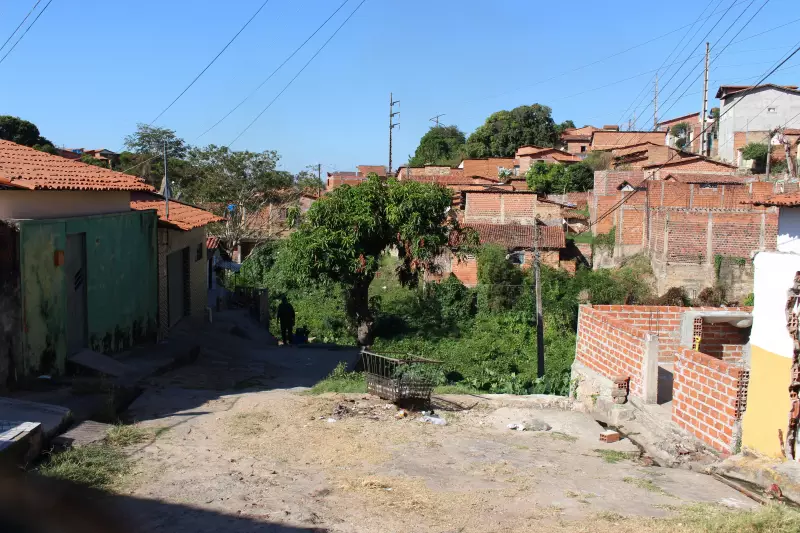 IBGE revela: 83,9% das ruas em favelas do Piauí têm calçadas, mas 82,5% têm obstáculos