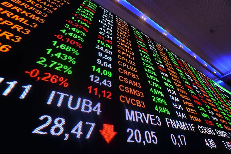 Ibovespa despenca 2,4% após ata dura do Copom frustrar expectativas de corte de juros