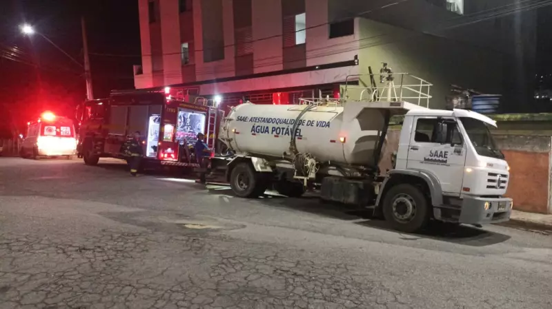 Idoso de 67 anos é resgatado de incêndio causado por fogão a lenha em casa com acúmulo de materiais