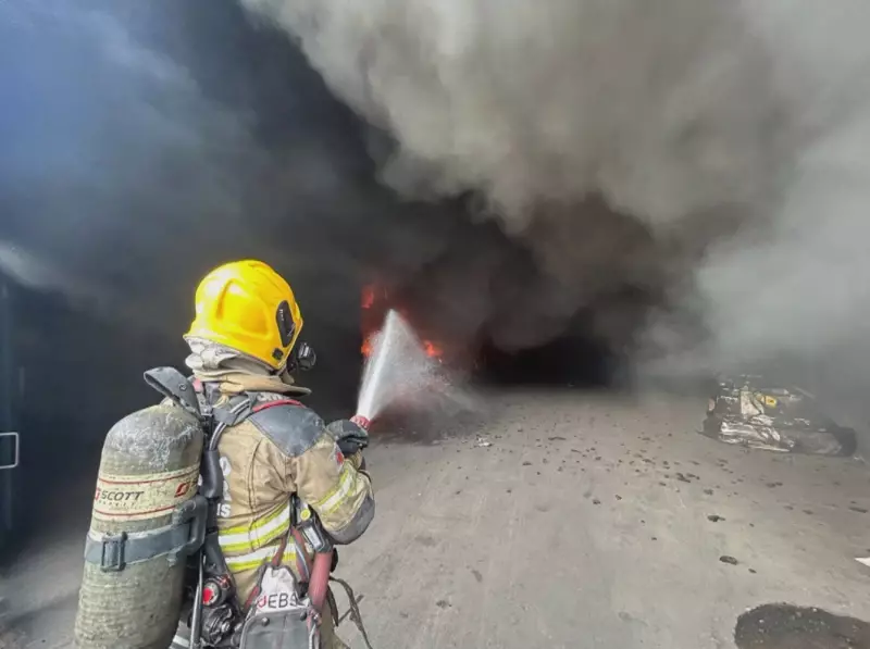 Incêndio atinge 3 galpões em Betim; 150 toneladas de borracha queimaram
