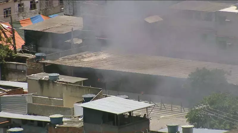 Incêndio de grandes proporções atinge galpão no Complexo da Maré no Rio