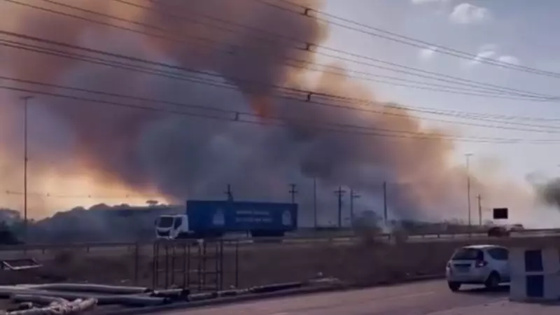 Incêndio de grandes proporções atinge vegetação próximo a posto de combustível em Macapá