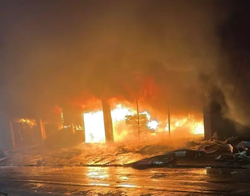 Incêndio destrói Lojão Novo Lar em Araçoiaba; 23 bombeiros controlam chamas