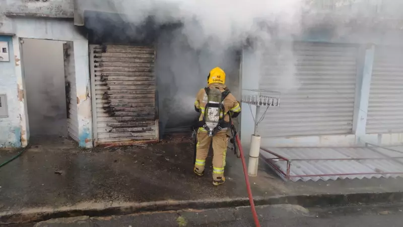 Incêndio em garagem ameaça idoso e casa em Poços de Caldas; veja vídeos