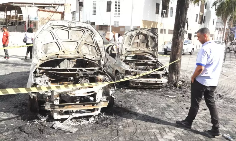 Incêndio em poste por 'gatonet' destrói 2 carros no Centro de Feira de Santana