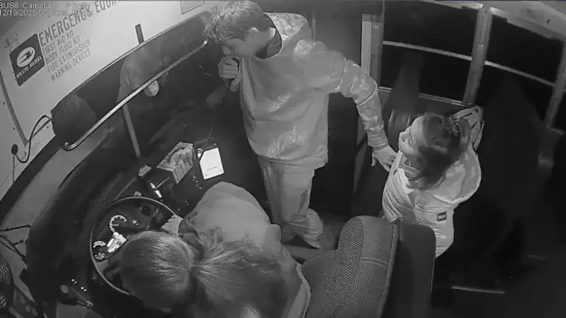 Irmãos salvam motorista de ônibus escolar durante emergência médica em Ohio