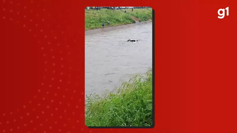 Jovem de 18 anos fica preso em carro que afundou em igarapé em Manaus