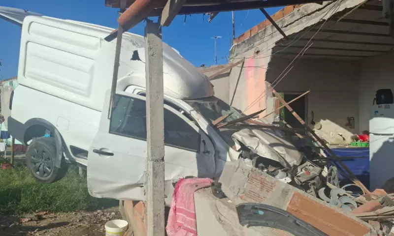 Jovem de 24 anos morre após carro sair da pista e invadir casa na BA-026