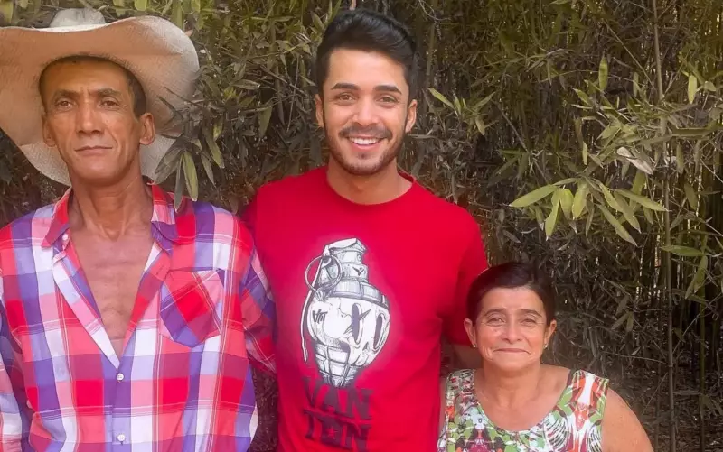 Jovem volta ao Brasil após 2 anos e surpreende mãe em Goiás; vídeo viraliza