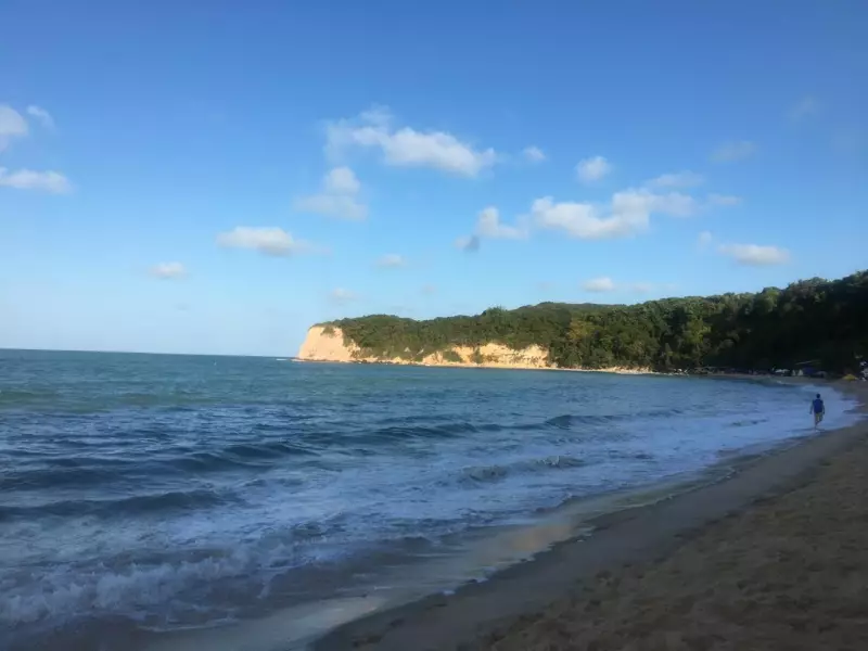 Justiça manda retirar barraca irregular na Praia do Madeiro em Pipa