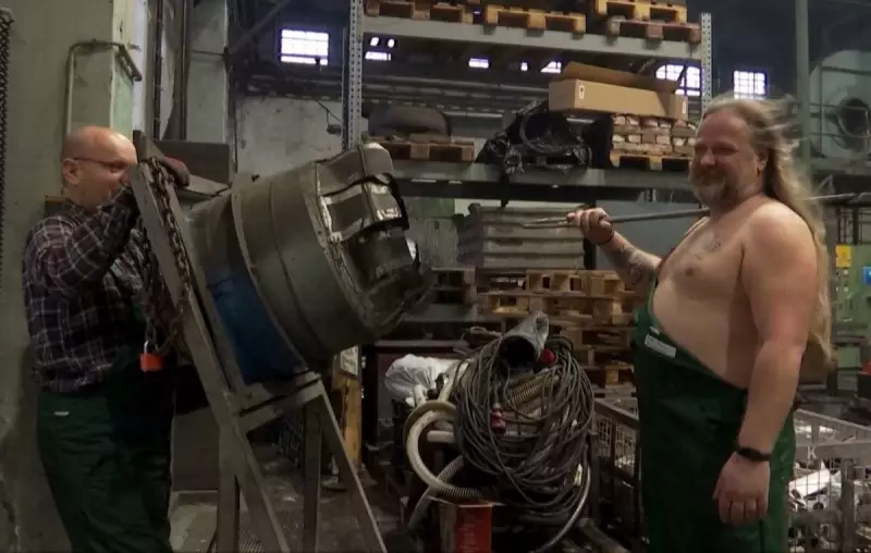 Metalúrgicos húngaros posam para calendário beneficente e arrecadam para escolas