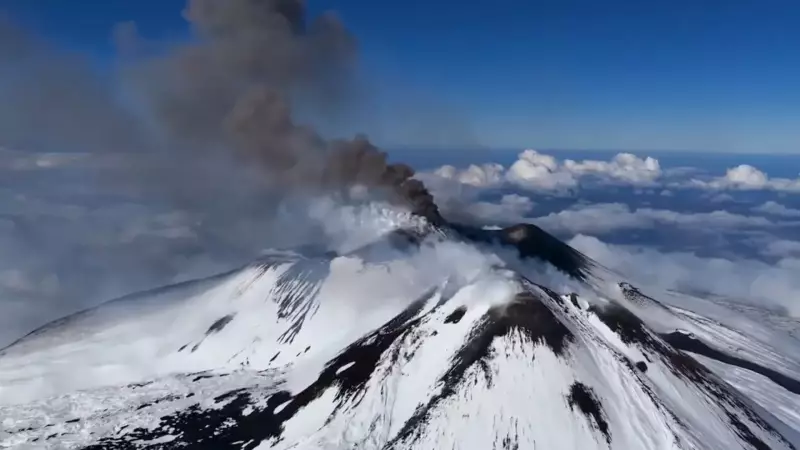 Monte Etna entra em erupção com lava a 300 km de altura e rio de 2 km