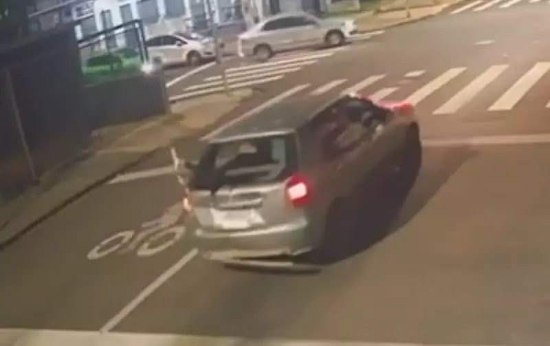 Motociclista é arremessada para dentro de porta-malas em grave acidente em Lençóis Paulista