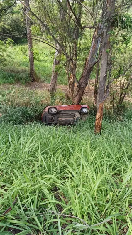 Motorista capota na Via Dutra em Resende e escapa com ferimentos leves