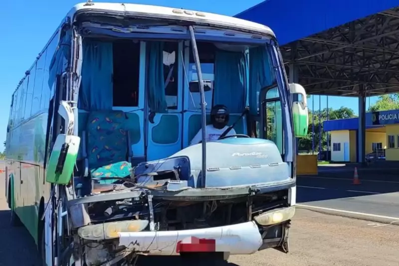 Motorista dirige ônibus sem para-brisa por 670 km usando capacete em MS