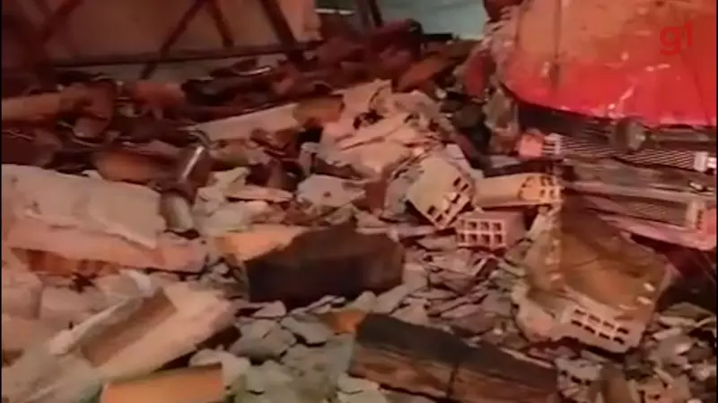 Motorista embriagado destrói muro de casa após bater em moto em Imperatriz