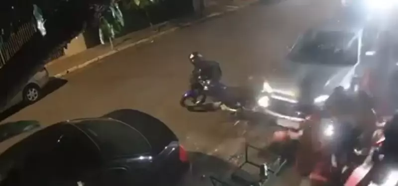 Motorista embriagado invade calçada de bar e atropela mãe e filho de 3 anos em SP