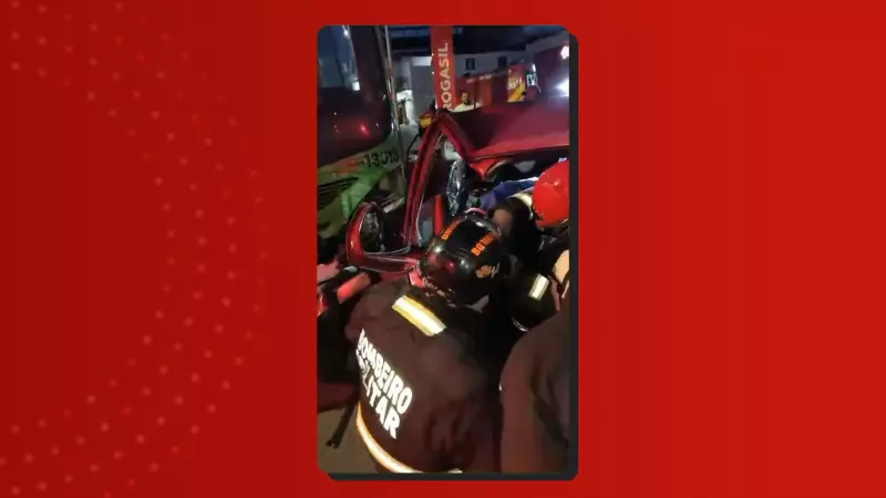 Motorista fica preso às ferragens após grave colisão entre carro e ônibus em Manaus