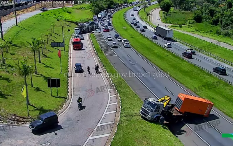 Motorista foge de carreta furtada em Itatiba e causa interdição na Dom Pedro I