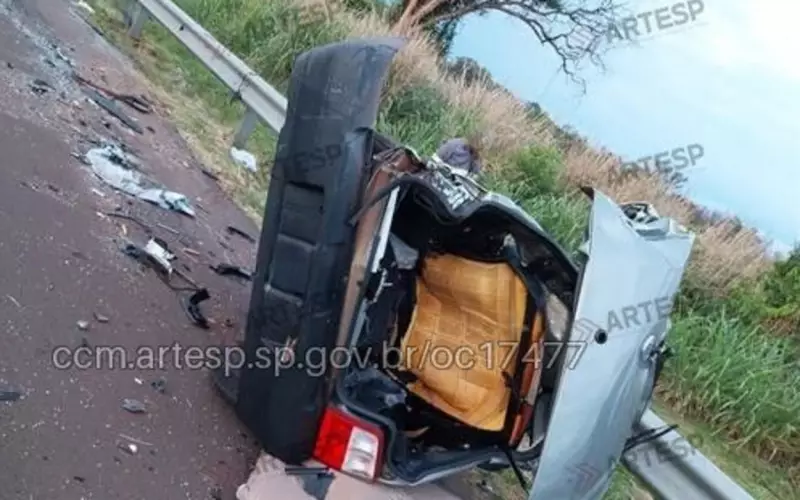 Motorista morre e passageiro fica ferido em grave acidente na SP-255