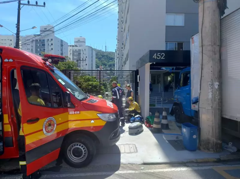 Motorista tem parada cardíaca ao volante e é salvo por socorristas no centro de Florianópolis