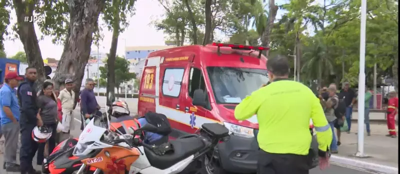 Mulher é atropelada por ônibus no Parque Solon de Lucena, em João Pessoa