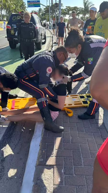 Mulher atropelada após carro invadir faixa verde na orla da Ponta Verde