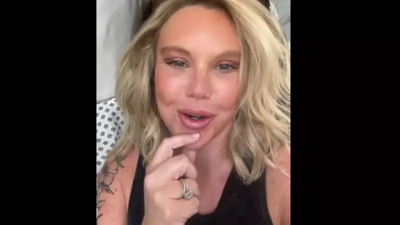 Mulher viraliza ao mostrar rosto inchado após lifting facial completo no México