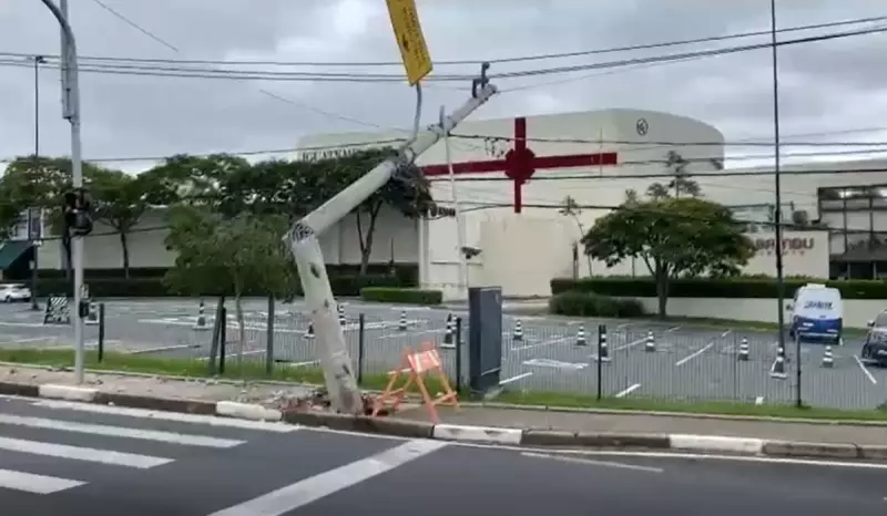 Ônibus bate em poste após motorista ter 'branco' em Campinas