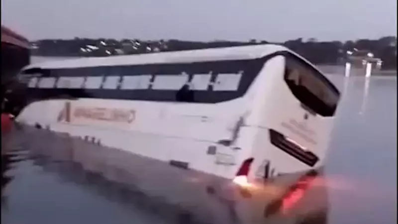 Ônibus cai no rio Tocantins durante acesso à balsa; motorista ileso