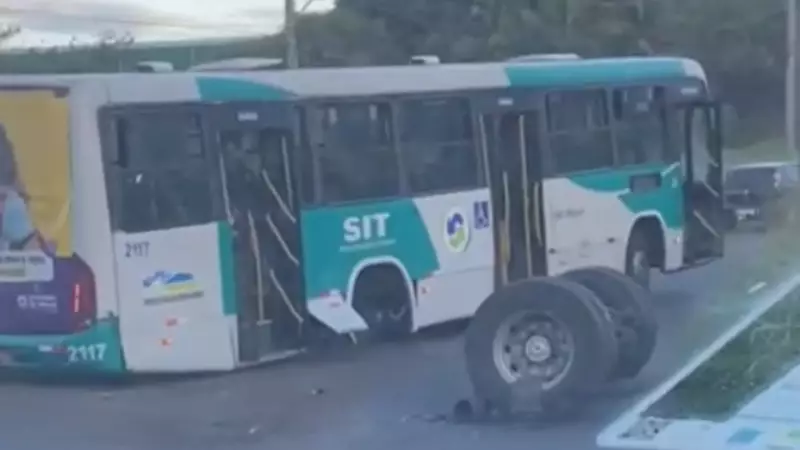 Ônibus perde eixo traseiro em Umuarama; passageiros trocam de veículo