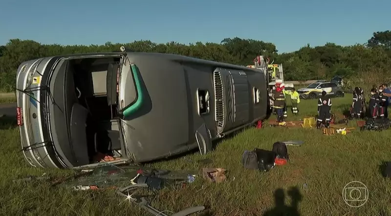 Ônibus tomba em rotatória em SP: 2 mortos e 38 feridos em acidente de Natal