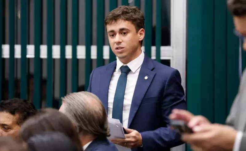 Nikolas Ferreira lidera boicote bolsonarista às Havaianas após campanha com Fernanda Torres