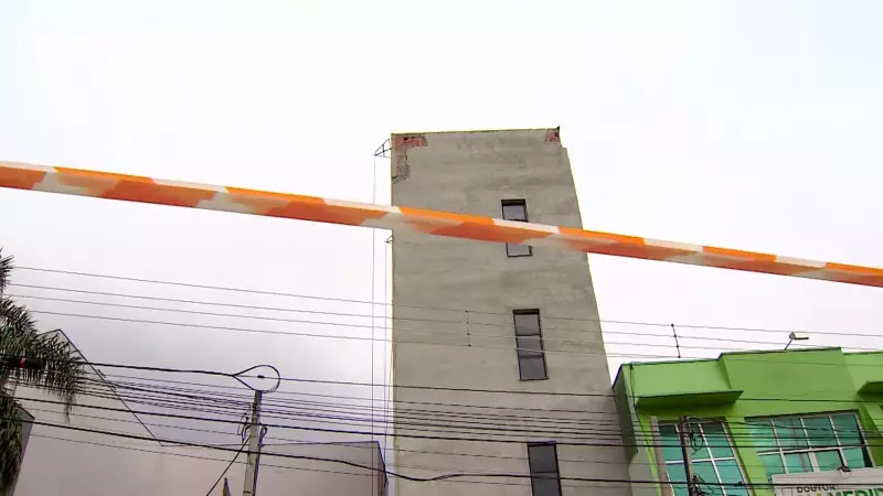 Obra interditada em Taubaté segue fechada após instalação de escoras