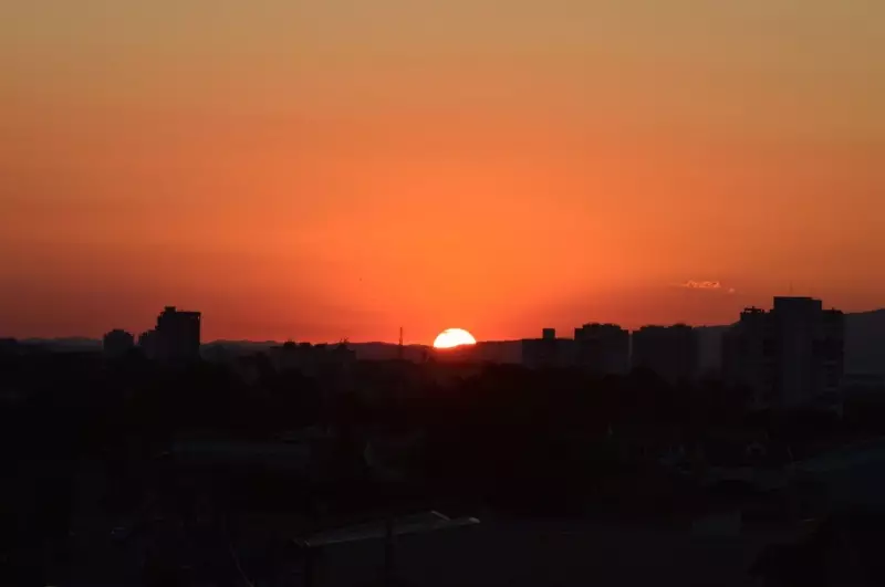 Onda de calor bate recordes históricos no Vale do Paraíba no Natal de 2025