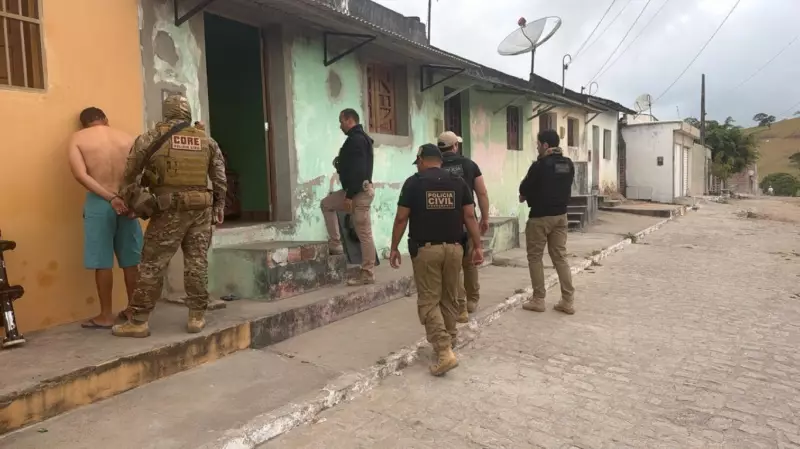 Operação D prende 33 no interior de PE e apreende armas, drogas e uniformes falsos